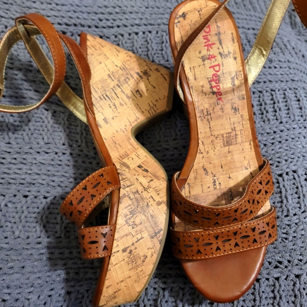 Pink & Pepper tan and brown pump sandals size 8.5